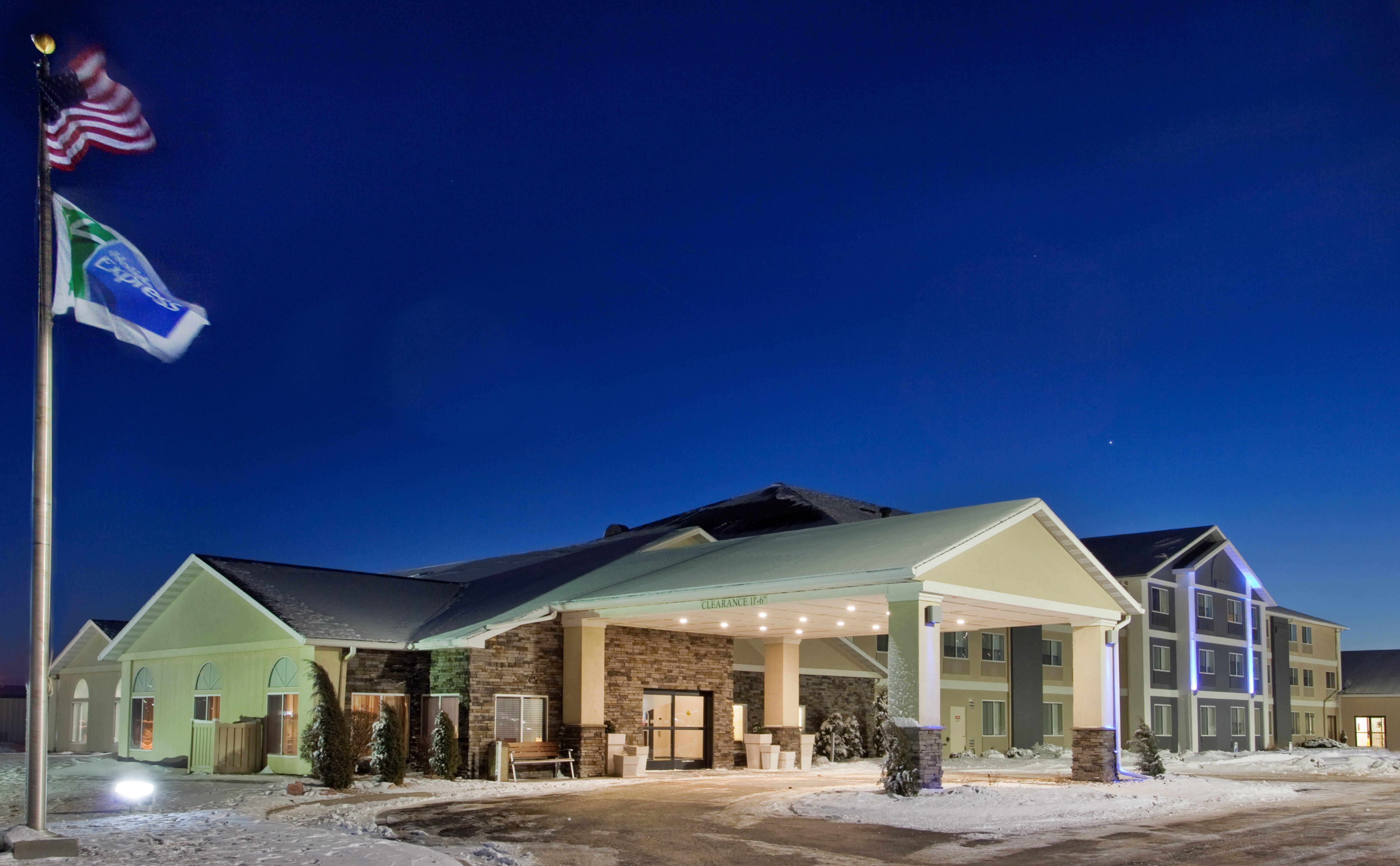 Holiday Inn Express Hotel & Suites Beatrice By Ihg Exterior photo