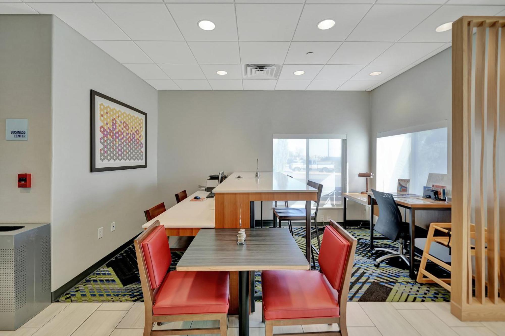 Holiday Inn Express Hotel & Suites Beatrice By Ihg Exterior photo