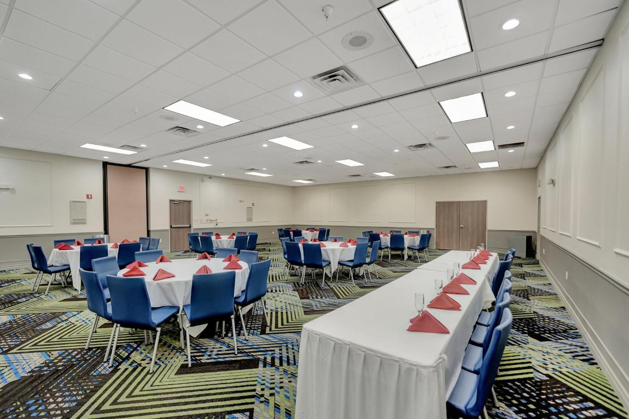 Holiday Inn Express Hotel & Suites Beatrice By Ihg Exterior photo