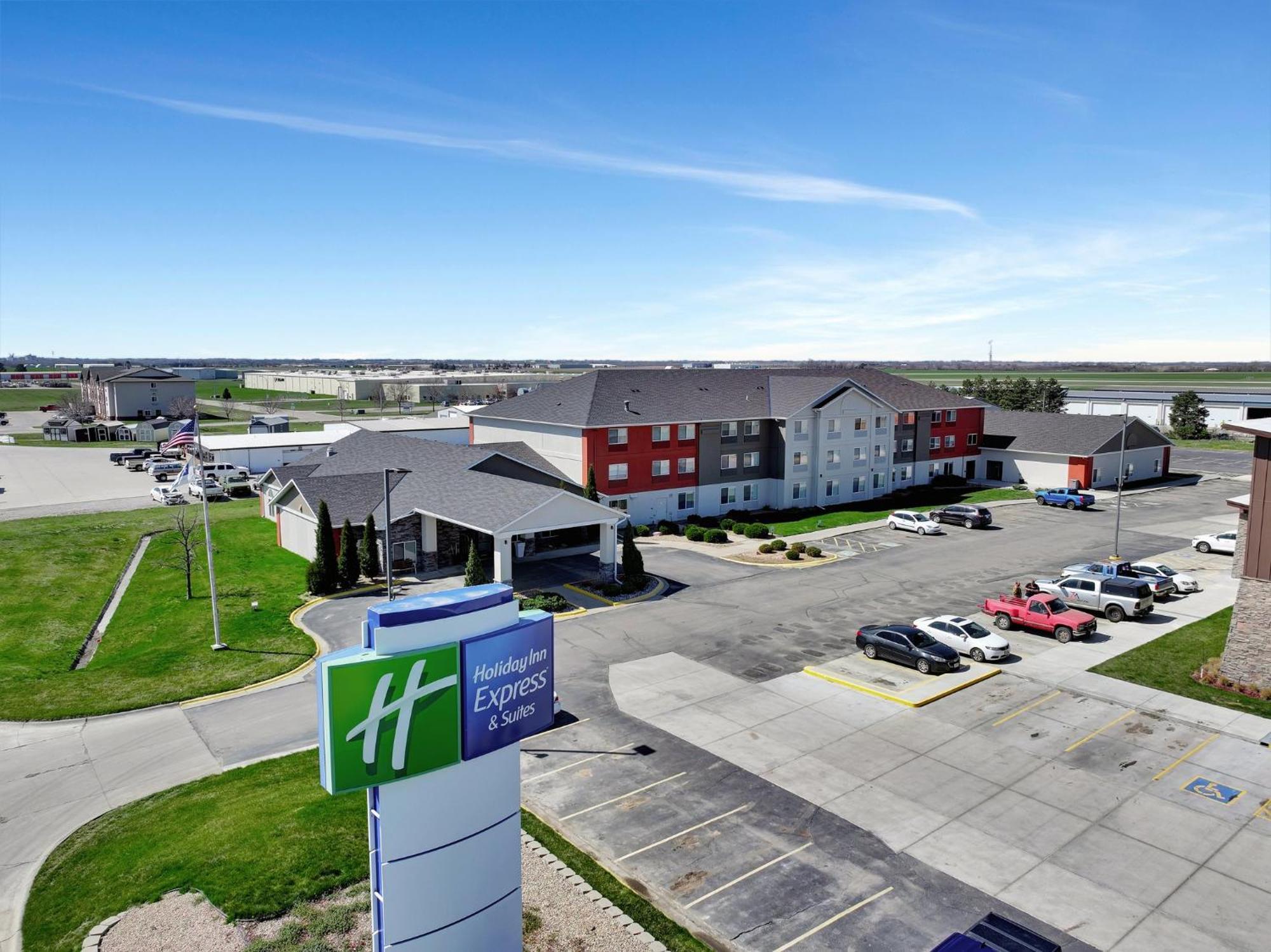 Holiday Inn Express Hotel & Suites Beatrice By Ihg Exterior photo