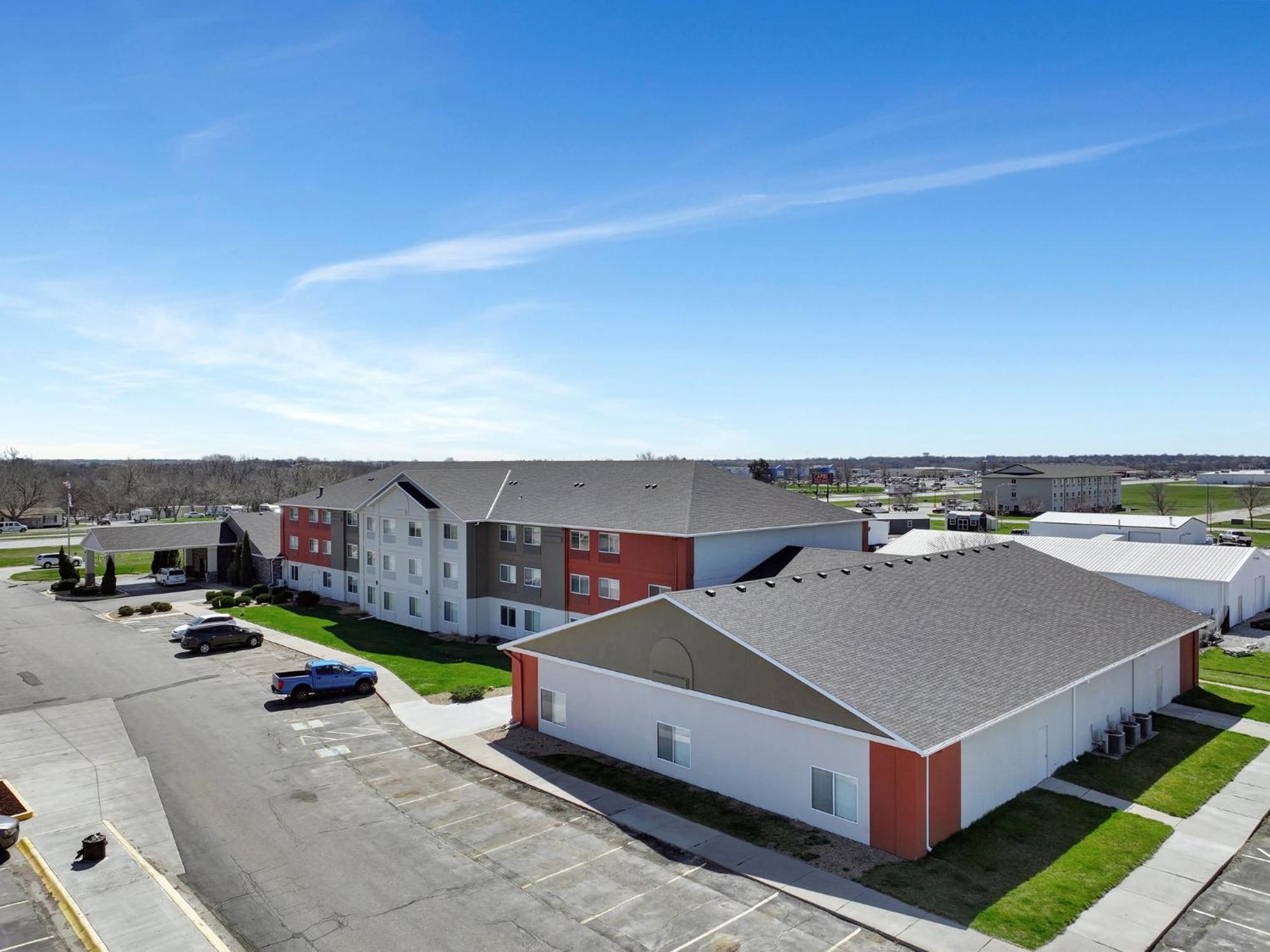Holiday Inn Express Hotel & Suites Beatrice By Ihg Exterior photo