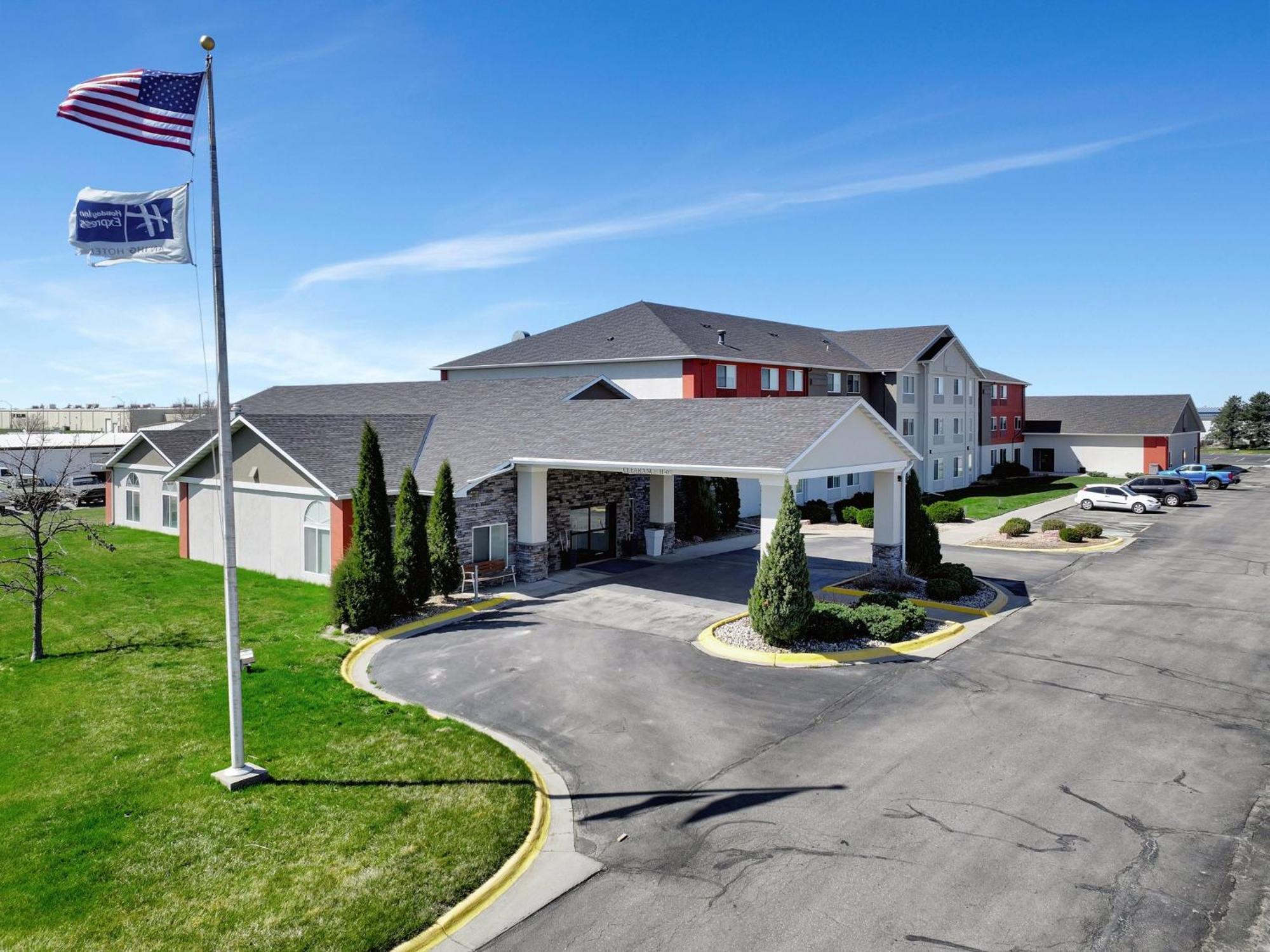 Holiday Inn Express Hotel & Suites Beatrice By Ihg Exterior photo