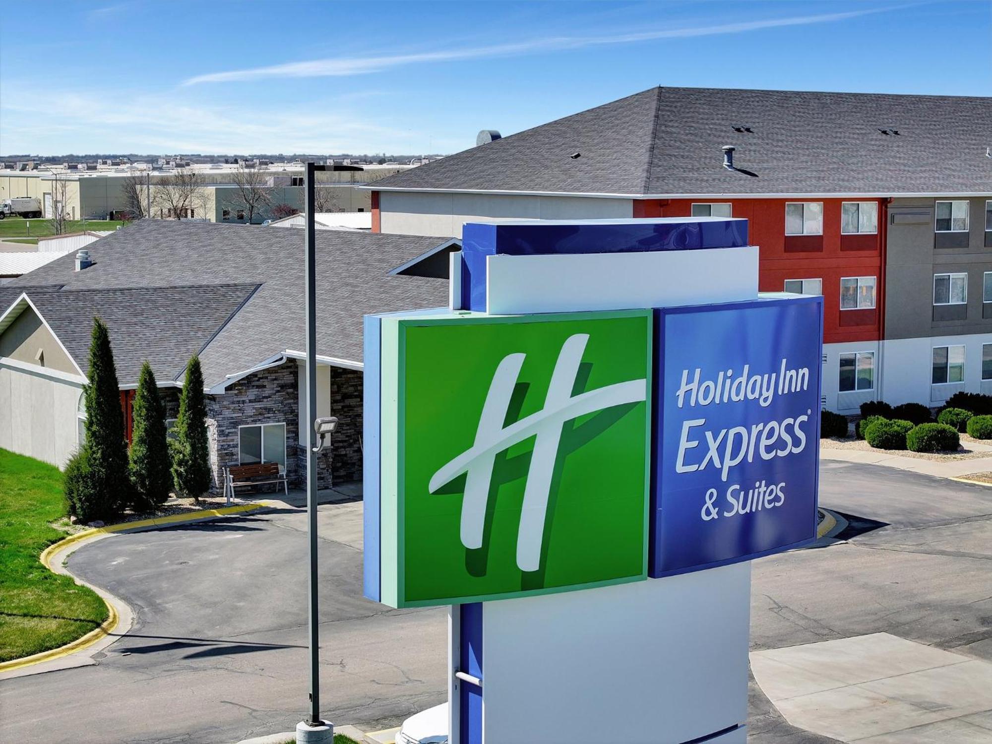 Holiday Inn Express Hotel & Suites Beatrice By Ihg Exterior photo